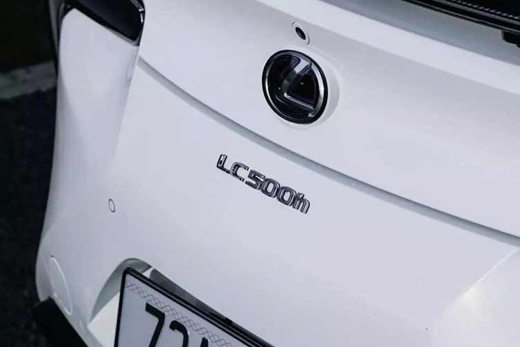 Lexus LC500h được trang bị động cơ V6 dung tích 3,5 lít kết hợp mô-tơ điện sử dụng pin lithium-ion, cho tổng công suất tối đa 354 mã lực và có thể tăng tốc từ 0 - 100 km/h trong khoảng 4,8 giây, trước khi đạt vận tốc tối đa 250 km/h. Xe có 6 chế độ lái gồm Eco, Comfort, Normal, Custom, Sport và cuối cùng là Sport +.