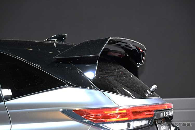 Gói nâng cấp bao gồm chắn bùn rộng hơn, cánh gió trước, chắn bùn trước được tối ưu hóa luồng khí, ốp sườn, bộ chia gió bên hông, bộ khuếch tán phía sau và cánh gió sau chuyên dụng. Tất cả những thay đổi này không chỉ làm cho chiếc RS trông hầm hố hơn nhiều so với phiên bản gốc, mà còn góp phần đáng kể vào việc cải thiện lực ép xuống và giảm lực cản.