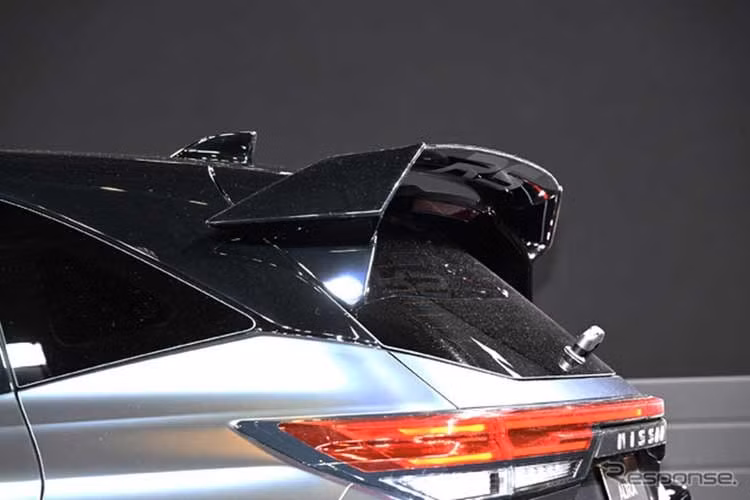 Gói nâng cấp bao gồm chắn bùn rộng hơn, cánh gió trước, chắn bùn trước được tối ưu hóa luồng khí, ốp sườn, bộ chia gió bên hông, bộ khuếch tán phía sau và cánh gió sau chuyên dụng. Tất cả những thay đổi này không chỉ làm cho chiếc RS trông hầm hố hơn nhiều so với phiên bản gốc, mà còn góp phần đáng kể vào việc cải thiện lực ép xuống và giảm lực cản.