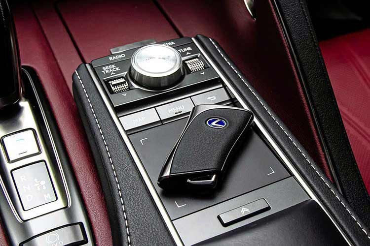 Cabin Lexus LC 500h được trang bị đồng hồ hiển thị sau vô lăng có kích thước 8 inch và có thể thay đổi giao diện khi chuyển chế độ lái, màn hình giải trí trung tâm có kích thước 10,3 inch tích hợp Apple CarPlay và Android Auto, bàn cảm ứng touchpad cạnh cần số... Đi kèm là dàn âm thanh Mark Levinson 13 loa với công suất 915W.