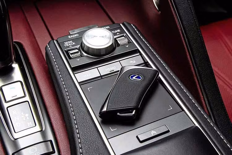 Cabin Lexus LC 500h được trang bị đồng hồ hiển thị sau vô lăng có kích thước 8 inch và có thể thay đổi giao diện khi chuyển chế độ lái, màn hình giải trí trung tâm có kích thước 10,3 inch tích hợp Apple CarPlay và Android Auto, bàn cảm ứng touchpad cạnh cần số... Đi kèm là dàn âm thanh Mark Levinson 13 loa với công suất 915W.