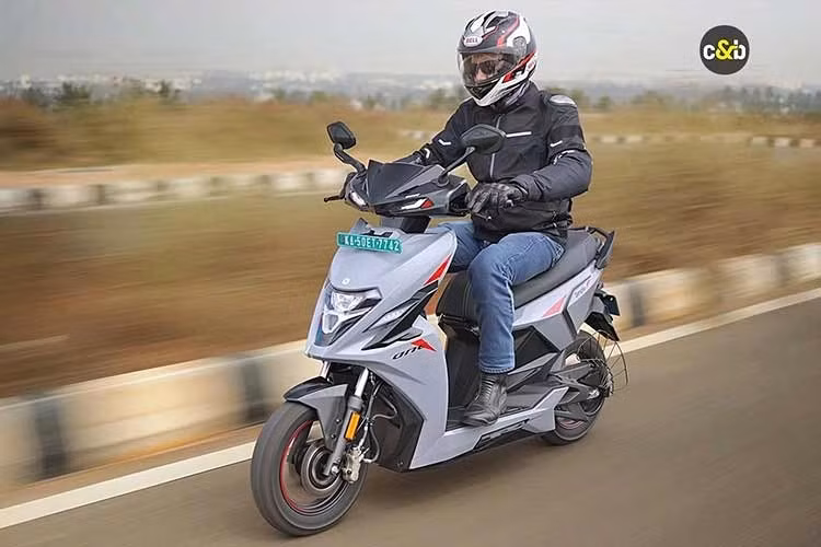 Tâm điểm của lần ra mắt này là sự xuất hiện của dòng Simple One Ultra. Phiên bản này cũng có sức mạnh ấn tượng với khả năng tăng tốc từ 0 - 40 km/h chỉ sau 2,77 giây. Đồng thời, việc được tích hợp pin dung lượng 6,5 kWh giúp xe đạt được tầm hoạt động lên tới 400 km/lần sạc.