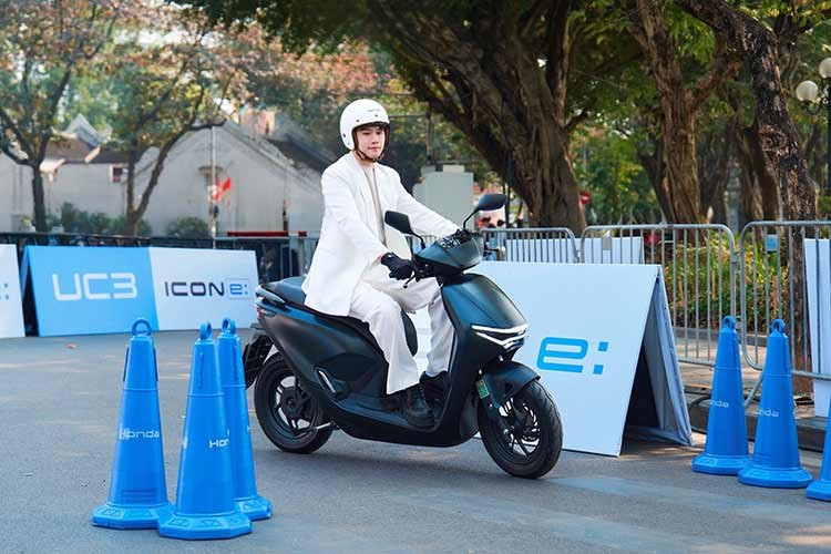 Mẫu xe máy điện này được tích hợp ba chế độ lái gồm Eco (Tiết kiệm), Standard (Tiêu chuẩn) và Sport (Thể thao), cho phép người dùng tùy chỉnh theo từng nhu cầu sử dụng khác nhau. Tính năng hỗ trợ lùi giúp việc dắt và đỗ xe thuận tiện hơn. Trước khi mở bán, Honda Việt Nam đã triển khai hình thức cho thuê Honda CUV e: từ ngày 14/7/2025.