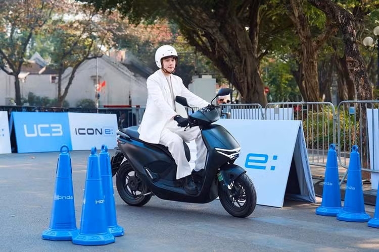 Mẫu xe máy điện này được tích hợp ba chế độ lái gồm Eco (Tiết kiệm), Standard (Tiêu chuẩn) và Sport (Thể thao), cho phép người dùng tùy chỉnh theo từng nhu cầu sử dụng khác nhau. Tính năng hỗ trợ lùi giúp việc dắt và đỗ xe thuận tiện hơn. Trước khi mở bán, Honda Việt Nam đã triển khai hình thức cho thuê Honda CUV e: từ ngày 14/7/2025.