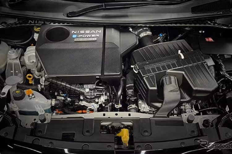 Ngoài ra, còn có một cặp động cơ điện được gắn ở hai đầu xe, tạo ra công suất 201 mã lực và mô-men xoắn 330 Nm (phía trước) và 100 mã lực và mô-men xoắn 195 Nm (phía sau).