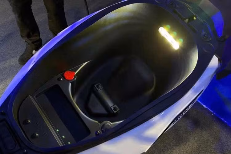 Simple One Gen 2 cũng được tích hợp hai chế độ lái là EcoX và SonicX, giúp người sử dụng có thể linh hoạt lựa chọn cho nhu cầu vận hành khác nhau. Xe hỗ trợ bốn chế độ kiểm soát lực kéo, hai mức kiểm soát hành trình phù hợp cho đô thị và đường trường, cùng bốn cấp độ phanh tái sinh tùy chỉnh theo phong cách lái.