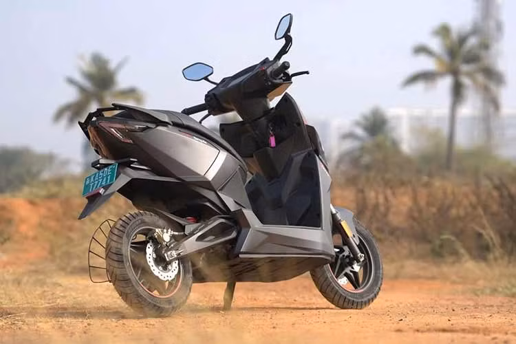 Chiều cao yên xe Simple One Gen 2 cũng được hạ thấp 16 mm, giúp người lái dễ chống chân và điều khiển xe hơn trong điều kiện giao thông đông đúc. Yên xe sử dụng lớp mút cứng hơn, vừa cải thiện hình thức, vừa nâng cao khả năng nâng đỡ khi vận hành ở tốc độ cao.