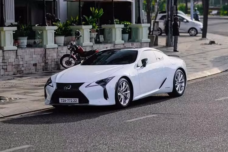Tại thị trường Mỹ, Lexus phiên bản LC500h khi mới ra mắt có giá bán khoảng 97.460 USD (tương đương 2,22 tỷ đồng). Lúc mới về Việt Nam, xe có giá 8 tỷ đồng nhưng sau một thời gian dài rao bán trên sàn xe cũ, LC500h chỉ còn hơn 6 tỷ đồng.