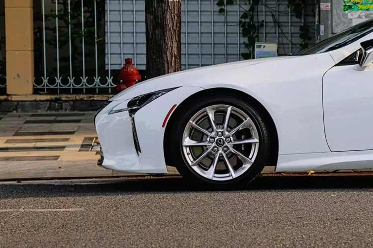 Điều đặc biệt trên chiếc xe này chính là phần cửa được ốp chất liệu forge carbon mang đến cái nhìn thể thao hơn. Nội thất xe được thực hiện bằng tay bởi các thợ thủ công ''Takumi'' tại nhà máy Lexus, Nhật Bản.​