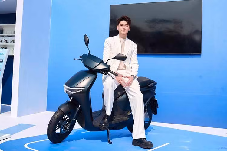 Mẫu xe máy điện này được tích hợp ba chế độ lái gồm Eco (Tiết kiệm), Standard (Tiêu chuẩn) và Sport (Thể thao), cho phép người dùng tùy chỉnh theo từng nhu cầu sử dụng khác nhau. Tính năng hỗ trợ lùi giúp việc dắt và đỗ xe thuận tiện hơn. Hệ thống Smartkey hiện đại tích hợp định vị và mở khóa thông minh, giúp thao tác nhanh và an tâm hơn khi sử dụng.