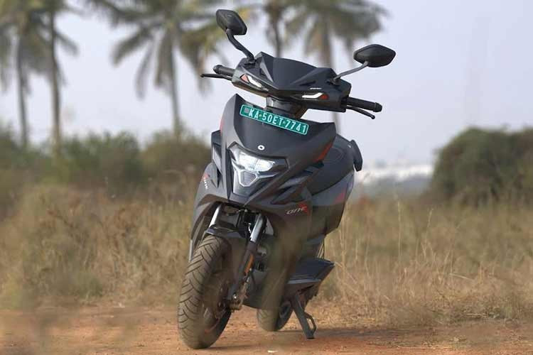 Hệ thống treo đã được tinh chỉnh lại, kết hợp cùng bộ lốp mới được thiết kế chuyên biệt cho vận hành tốc độ cao. Hệ thống an toàn thụ động cũng được chú trọng thông qua việc gia cố các vùng hấp thụ va chạm xung quanh pin, giảm thiểu rủi ro trong trường hợp xảy ra tai nạn.