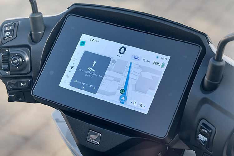 Phần hông Honda CUV e: mở rộng sang hai bên giúp phân bổ trọng lượng tốt hơn, đồng thời tạo cảm giác cứng cáp, phù hợp với vóc dáng người dùng nam giới. Xe có thông số chiều dài x rộng x cao tương ứng là 1.889 x 664 x 1.096 mm, chiều dài cơ sở đạt 1.310 mm.