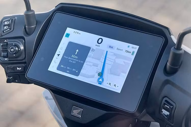 Phần hông Honda CUV e: mở rộng sang hai bên giúp phân bổ trọng lượng tốt hơn, đồng thời tạo cảm giác cứng cáp, phù hợp với vóc dáng người dùng nam giới. Xe có thông số chiều dài x rộng x cao tương ứng là 1.889 x 664 x 1.096 mm, chiều dài cơ sở đạt 1.310 mm.