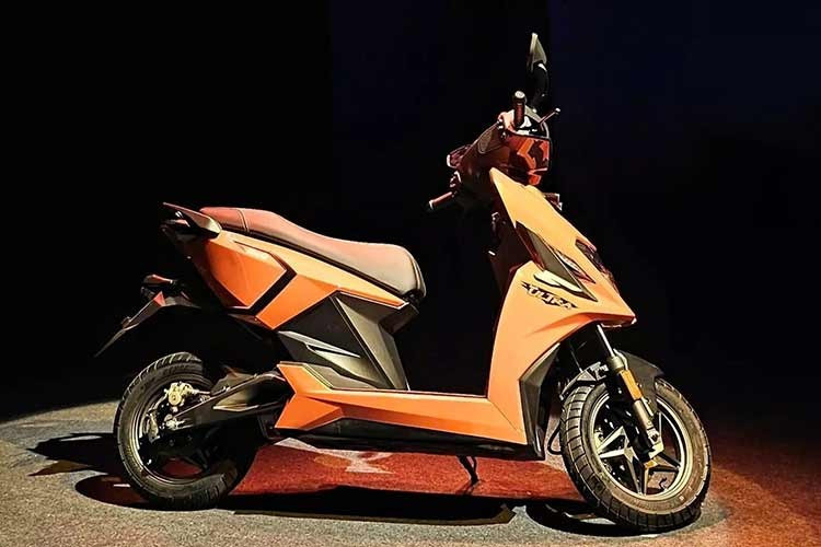 Ngoài ra, xe còn tích hợp hệ thống hỗ trợ khởi hành ngang dốc, tự ngắt nguồn khi xe bị đổ, hệ thống phanh khẩn cấp, đem tới sự an toàn khi vận hành. Không chỉ nâng cấp về hệ truyền động, Simple One Gen 2 còn được tinh chỉnh đáng kể ở phần khung gầm. Các mối liên kết kết cấu được gia cố nhằm tăng độ cứng vững tổng thể, cải thiện độ ổn định và khả năng kiểm soát.