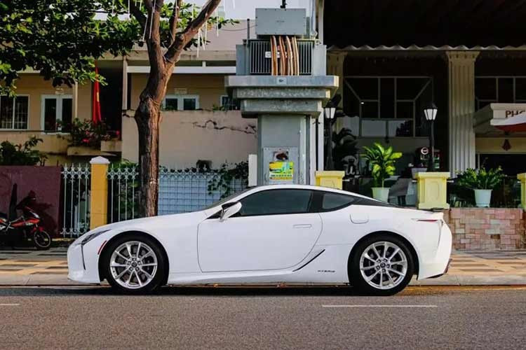 Hiện tại chiếc Lexus LC 500h này đã được đăng ký biển số trúng đấu giá là 72A-772.22, chỉ 40 triệu đồng, xe đang ở phường Vũng Tàu, TP.HCM. Thú vị là chủ xe từng sở hữu 1 chiếc Lexus LC 500 ở Nhật Bản, và rất thích dòng này, nên đã mua 1 xe tại Việt Nam.