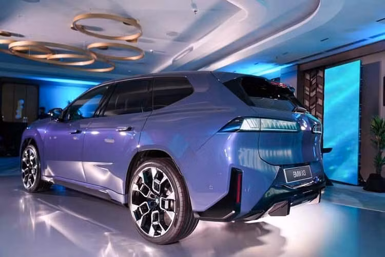 Điểm nhấn lớn nhất trên BMW iX3 mới là Panoramic iDrive – thế hệ giao diện điều khiển hoàn toàn mới. Thay vì cụm đồng hồ truyền thống hay màn hình trung tâm đơn lẻ, BMW sử dụng một dải hiển thị kéo dài toàn bộ chiều ngang táp-lô, kết hợp giữa HUD, màn hình cong và các vùng hiển thị thông tin ngữ cảnh.