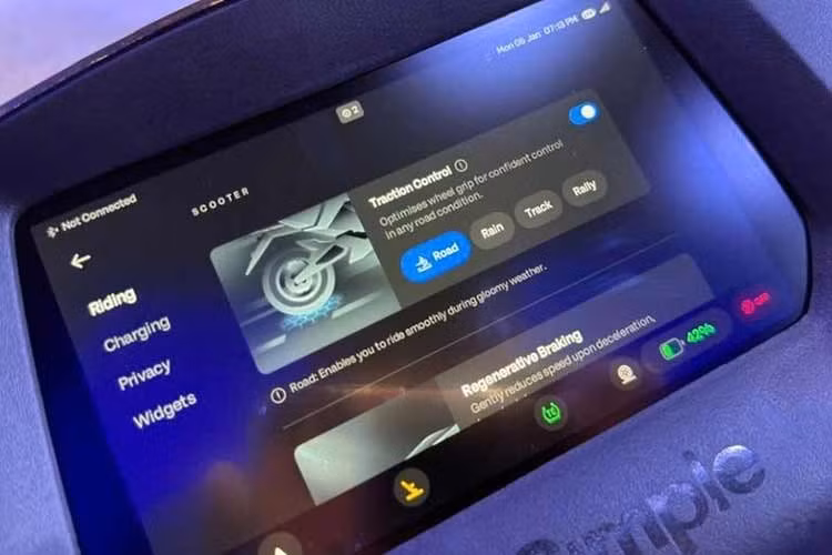 Trong khi bản pin 4,5 kWh có quãng đường vận hành 236 km/lần sạc. Ở phân khúc thấp, phiên bản Simple OneS được trang bị động cơ điện với sức mạnh tối đa là 8,5 mã lực và mômen xoắn cực đại là 52 Nm. Xe có thể đạt tốc độ tối đa là 90 km/h, đồng thời được trang bị pin 3,7 kWh, cho tầm hoạt động 190 km/lần sạc.