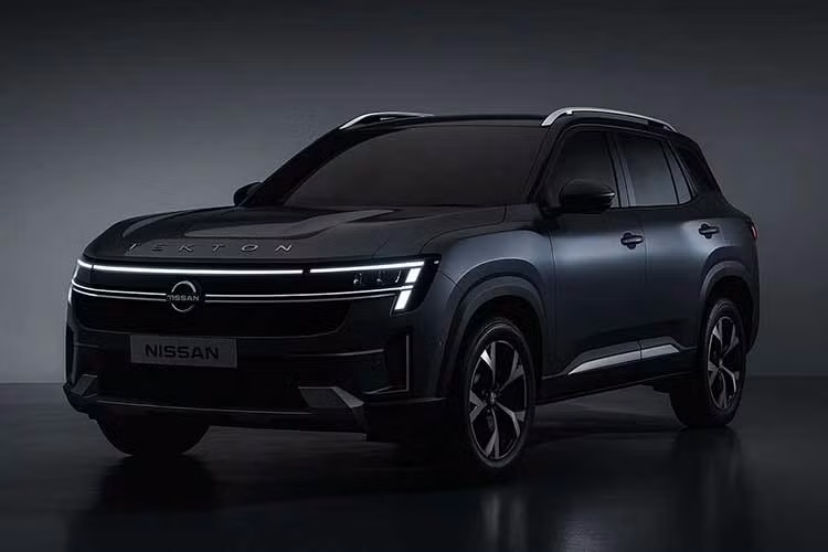 Diện mạo của mẫu xe SUV Nissan Tekton 2026 toát lên vẻ cơ bắp với nắp ca-pô dập nổi và lưới tản nhiệt mở rộng đầy uy lực. Hệ thống chiếu sáng trở thành điểm nhấn công nghệ với dải LED định vị trải dài toàn chiều ngang đầu xe, kết hợp cùng cụm đèn pha hình chữ C đặc trưng.