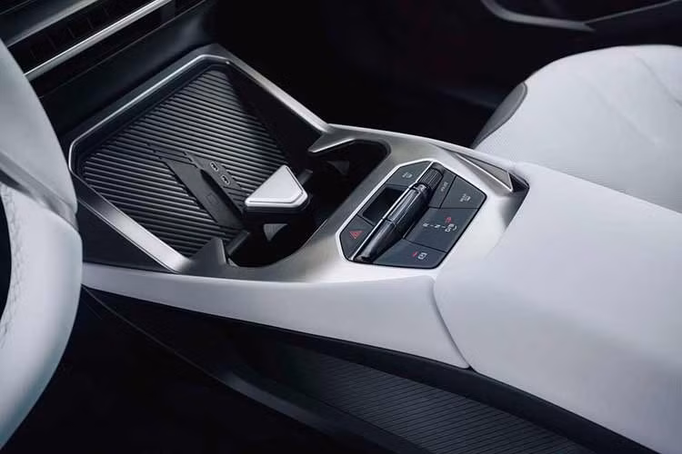 Điều đáng chú ý là BMW không cố biến iX3 thành “smartphone có bánh xe”, mà vẫn giữ triết lý tập trung vào trải nghiệm lái. Các tính năng giải trí được bố trí hợp lý, tránh gây xao nhãng khi xe đang vận hành.