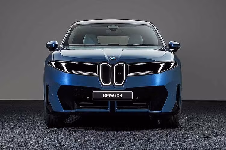 Với Neue Klasse, BMW đặt cược lớn vào trải nghiệm số, nhưng vẫn cố gắng giữ lại DNA lái xe – điều đã làm nên tên tuổi của hãng.Câu hỏi còn lại là khi iX3 chính thức ra mắt thị trường, người dùng sẽ đón nhận triết lý mới này đến đâu? Và liệu BMW có giữ được chất “Ultimate Driving Machine” trong một thế giới ngày càng bị chi phối bởi phần mềm?