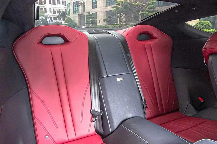 Ở phiên bản này, các ghế ngồi bố trí dạng 2+2 được bọc da cao cấp và vải Alcantara với hai màu đỏ đen đối lập, ghế lái có khả năng chỉnh điện đa hướng và nhớ ba vị trí. Hàng ghế sau có không gian khá thoải mái cho người lớn.