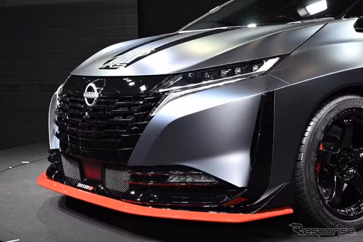 Rất nhiều thứ đã thay đổi so với mẫu xe nguyên mẫu, bắt đầu từ kích thước. Chiếc RS dài hơn và rộng hơn (lần lượt là 142 và 145 mm), nhờ việc trang bị gói thiết kế và khí động học mạnh mẽ, nhưng cũng ngắn hơn 20 mm do chiều cao gầm xe giảm xuống.