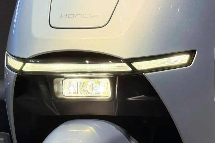 CUV e: là mẫu xe máy điện được Honda định vị ở phân khúc cao cấp. Xe sở hữu phong cách thiết kế tối giản, sử dụng tông màu đen - trắng làm chủ đạo. Tổng thể ngoại hình mang dáng dấp hiện đại, thân xe liền khối với kết cấu chắc chắn.