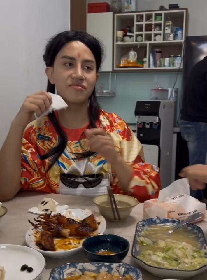 Chiếc áo dài Tết giá gần 1 triệu gây chấn động cõi mạng