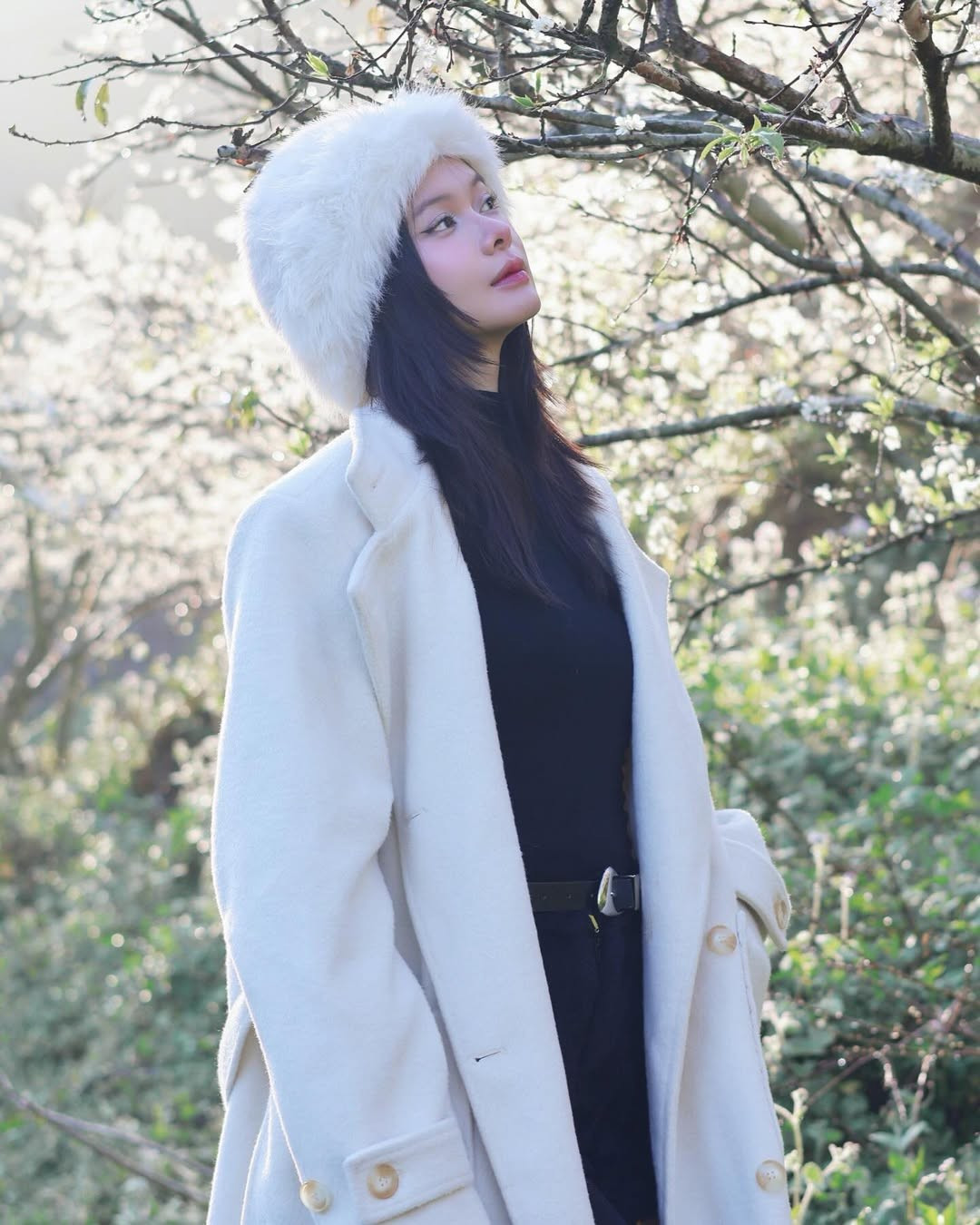 Không cần tạo dáng cầu kỳ, Đỗ Yên Đan ghi điểm nhờ thần thái tự nhiên và biểu cảm nhẹ nhàng. Những khoảnh khắc cô đứng lặng giữa vườn hoa, khẽ đưa tay chạm cành mận hay ánh mắt xa xăm giữa làn sương sớm đều mang đến cảm giác bình yên, thư thái.