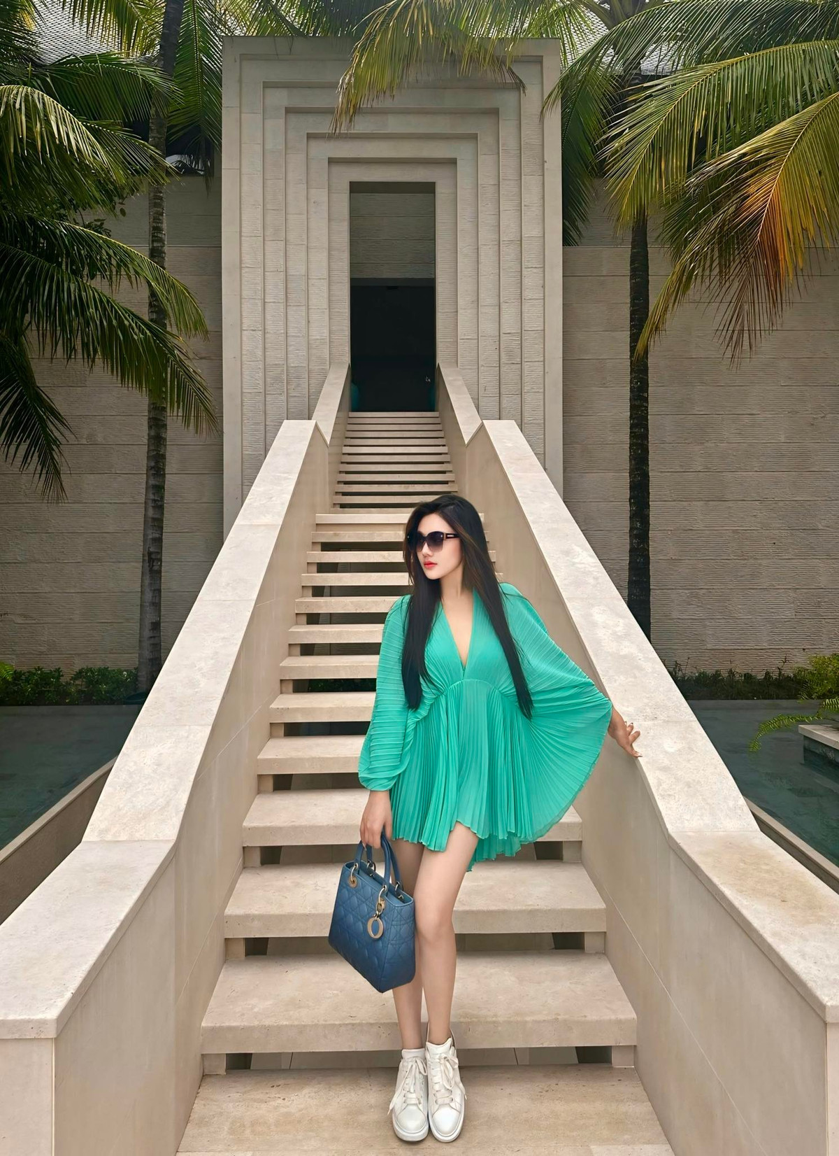 Sở hữu gần 72.000 lượt theo dõi trên mạng xã hội, Trần Nguyễn Triệu Vy từng được nhận xét “hot chẳng kém mỹ nhân Vbiz”.