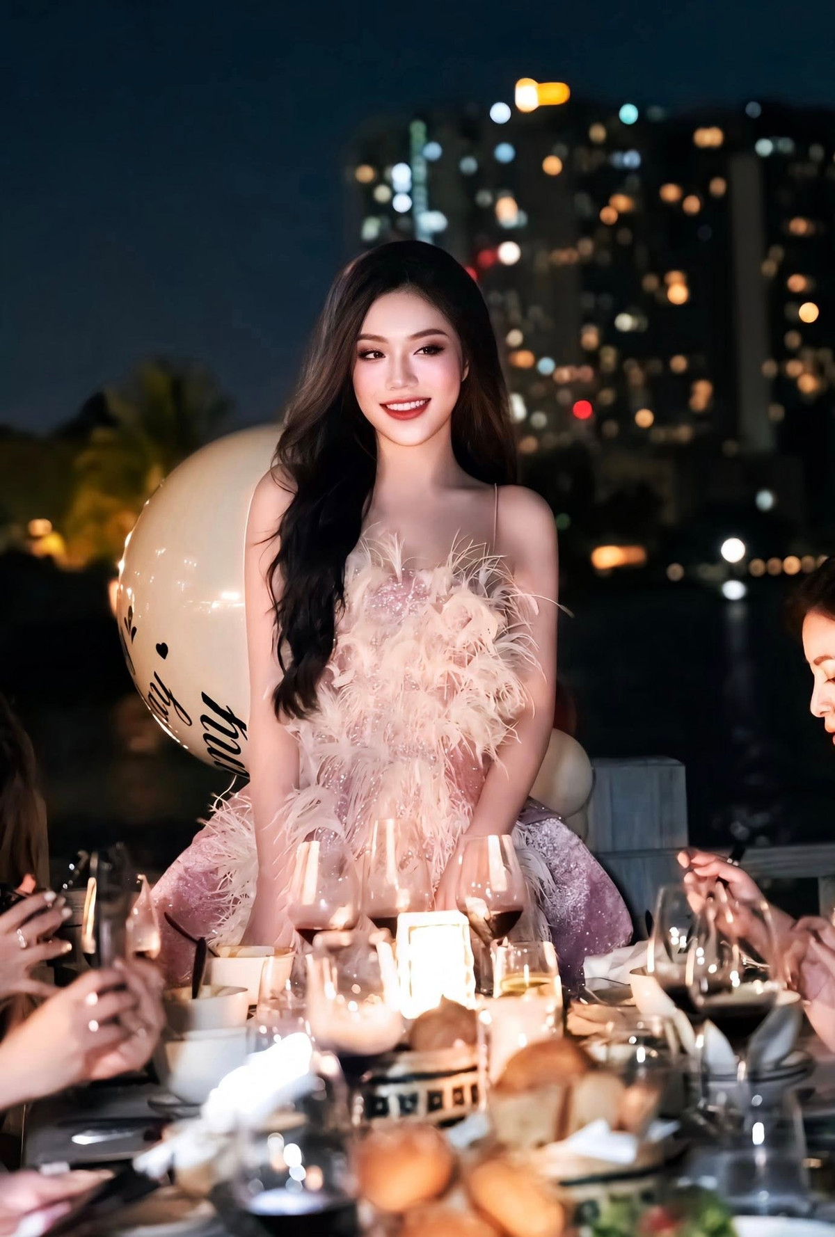 Sau ánh hào quang của thời “gây bão” mạng xã hội, cuộc sống của Triệu Vy hiện tại kín tiếng hơn. Cô không còn xuất hiện dày đặc như trước nhưng vẫn duy trì sức hút nhờ nhan sắc ngày càng mặn mà.