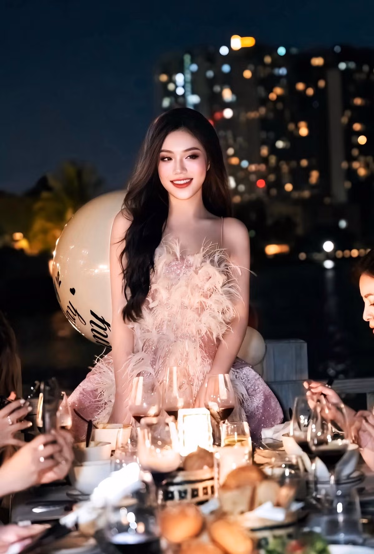 Sau ánh hào quang của thời “gây bão” mạng xã hội, cuộc sống của Triệu Vy hiện tại kín tiếng hơn. Cô không còn xuất hiện dày đặc như trước nhưng vẫn duy trì sức hút nhờ nhan sắc ngày càng mặn mà.