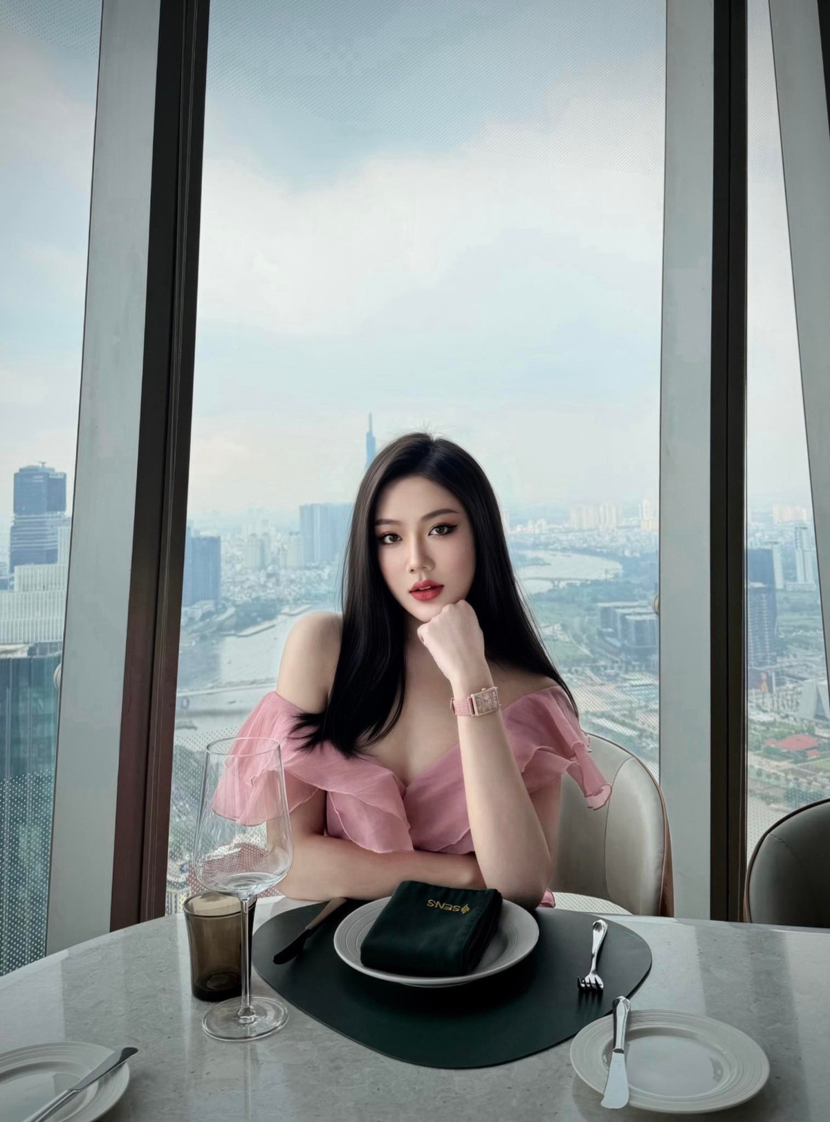 Triệu Vy sở hữu thân hình nuột nà, đường cong gợi cảm cùng gu thời trang thời thượng, mang hơi hướng sang chảnh, hiện đại. Những yếu tố này giúp nàng hot girl học đường một thời nhanh chóng xây dựng hình ảnh cá nhân nổi bật, được nhiều bạn trẻ yêu thích và học theo phong cách.