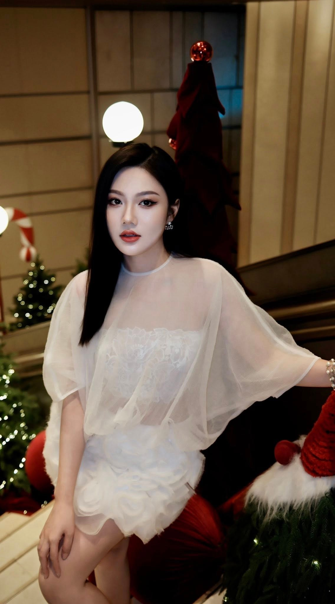 Ngay từ khi còn ngồi trên ghế THPT, Trần Nguyễn Triệu Vy đã gây chú ý nhờ gương mặt xinh xắn, làn da trắng sáng và vóc dáng cân đối.