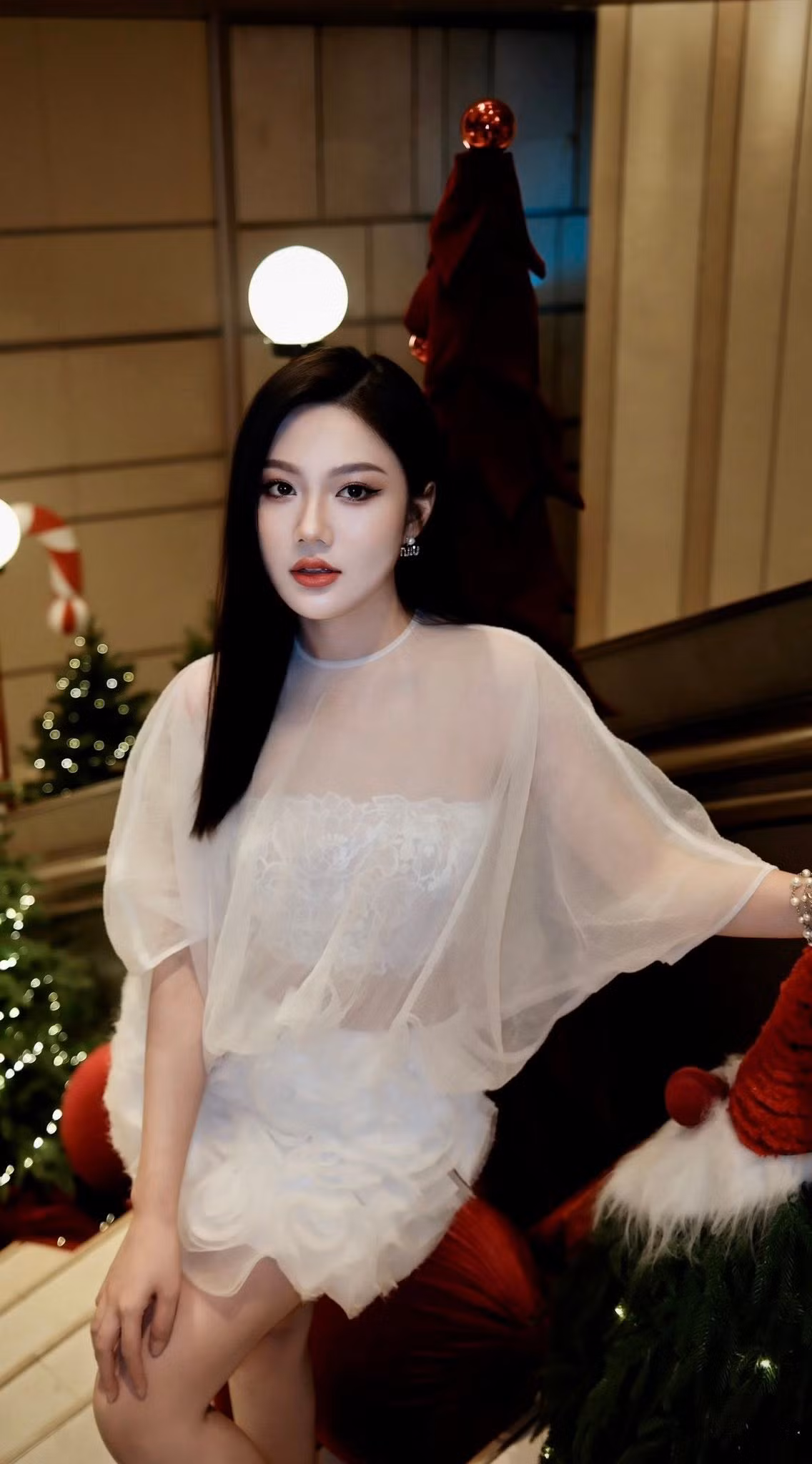 Ngay từ khi còn ngồi trên ghế THPT, Trần Nguyễn Triệu Vy đã gây chú ý nhờ gương mặt xinh xắn, làn da trắng sáng và vóc dáng cân đối.