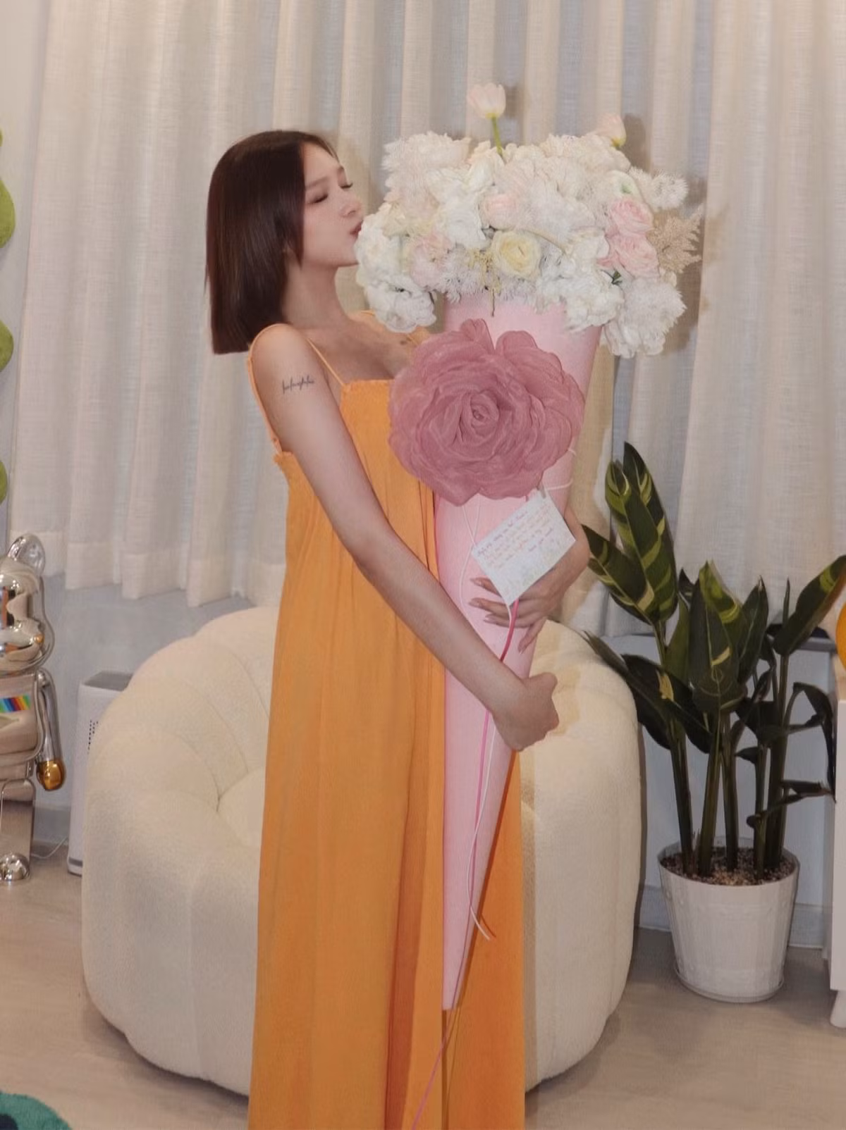 Ngược lại, netizen lại bày tỏ có thể nàng hot girl đang trong giai đoạn hạnh phúc, vui vẻ của cuộc sống nên có phần tăng cân nhẹ nhưng nhìn tinh thần thoải mái hơn rõ rệt.