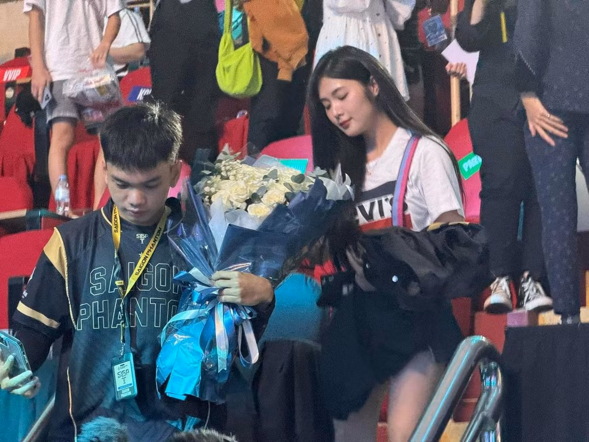 Bên nhau 4 mùa Chung kết Liên Quân quốc nội, vừa qua, Quỳnh Alee cũng có mặt tại Đà Nẵng để "tiếp lửa" cho bạn trai. Cô nàng cũng vỡ òa và chạy xuống ôm chúc mừng nửa kia với chiến thắng quyết định, lần thứ 10 nâng cúp tại ĐTDV.