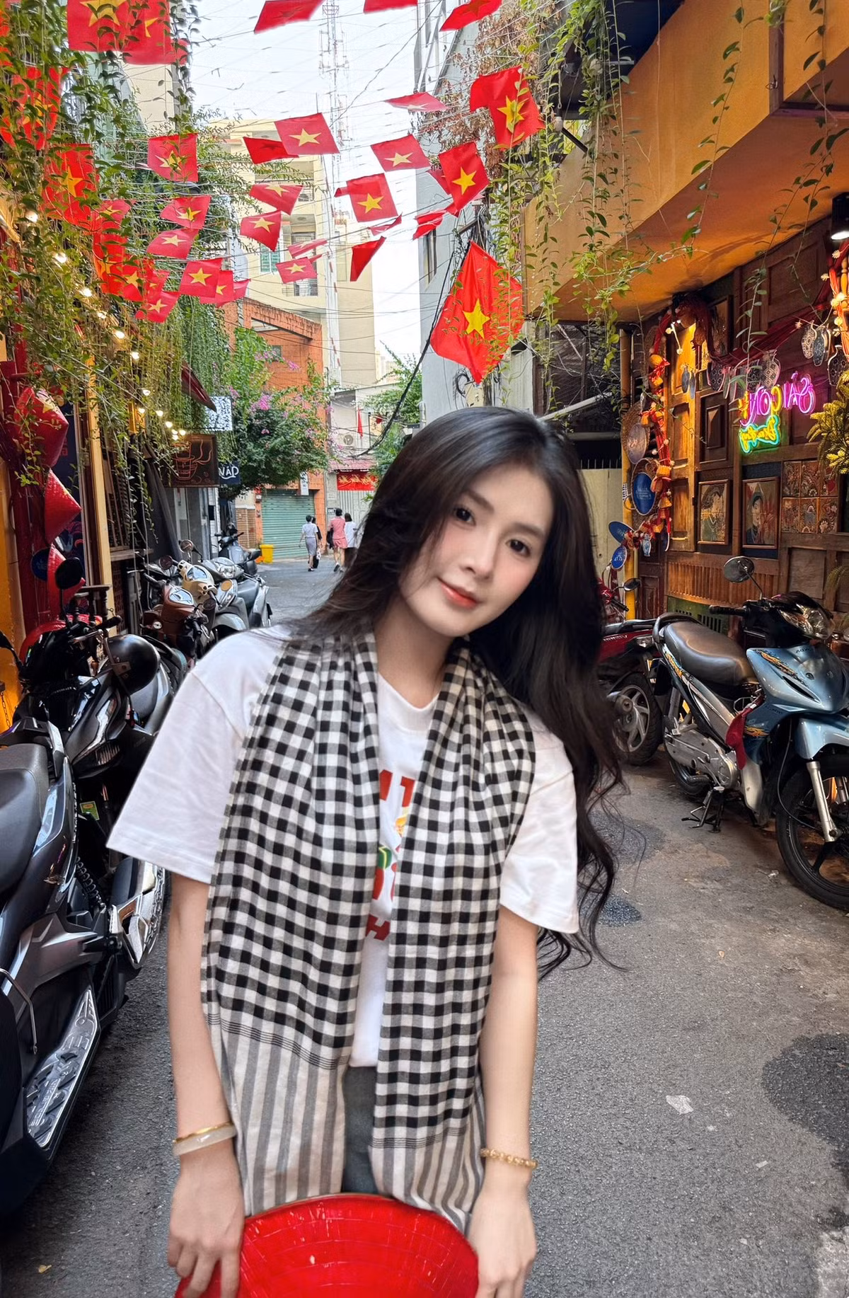 Thay vì tham gia vào cuộc tranh luận, Quỳnh Alee để lại bình luận khẳng định rằng: "Fl năm nay cũng hay mà em".