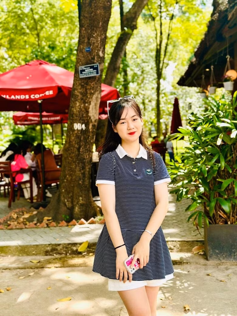 Từ khi Nguyễn Lê Hiền Mai trở thành Thủ khoa với 3 điểm 10, cô bạn và cả gia đình cũng đều trở nên nổi tiếng hơn trên MXH. Trang cá nhân của cô bạn tăng vọt số lượng người theo dõi, hàng chục nghìn bình luận chúc mừng, gửi lời khen, thậm chí “xin vía” vừa xinh vừa giỏi của cô nàng.