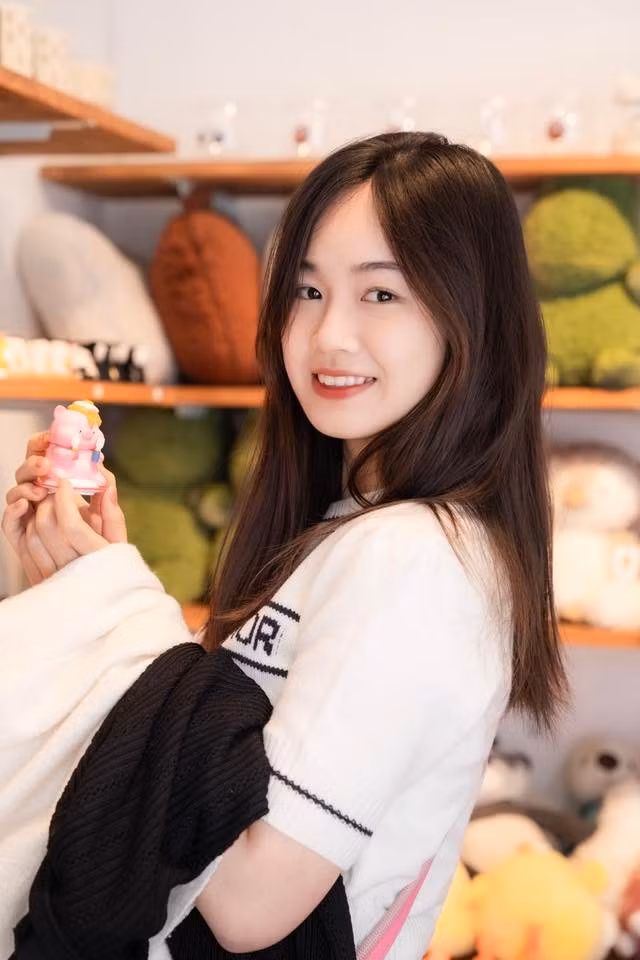 Cộng đồng mạng nhận xét, nữ Thủ khoa sở hữu EQ cao bởi khi được đặt câu hỏi về phương pháp học hay cách để đạt điểm 10 toàn diện, Hiền Mai đều dành lời cảm ơn đến các thầy, cô giáo cũng như ngôi trường mà mình theo học.