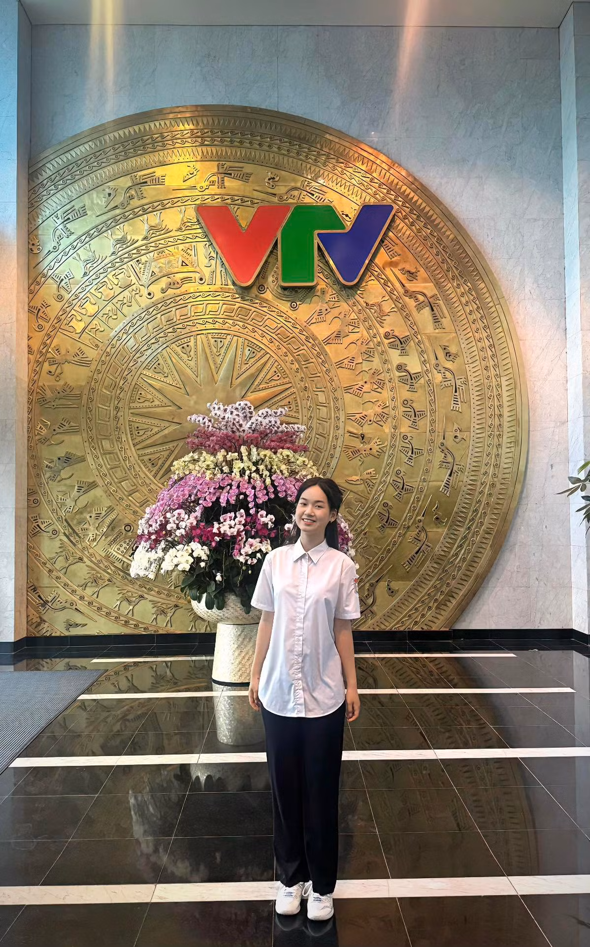 Nữ sinh Phú Thọ vẫn lựa chọn áo đồng phục trắng, không trang điểm quá nhiều nhưng vẫn khiến dân tình phải “thả tim” vì vẻ ngoài xinh đẹp, rạng rỡ.