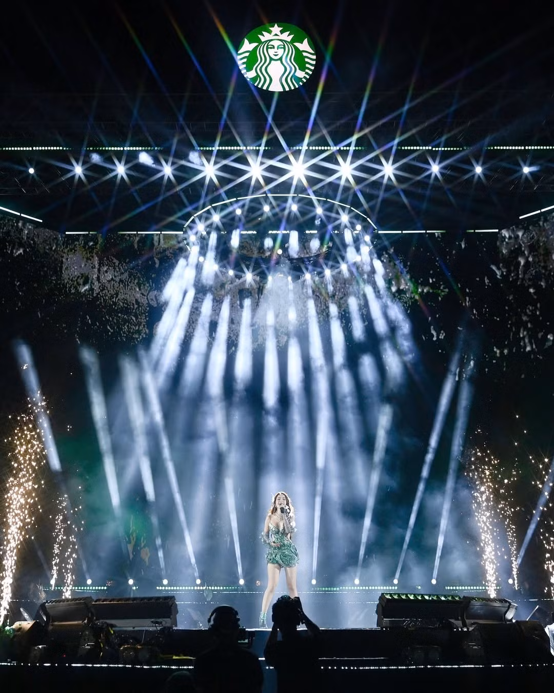 Ngay sau khi màn trình diễn kết thúc, mạng xã hội đã bùng nổ với hàng loạt bình luận tích cực.