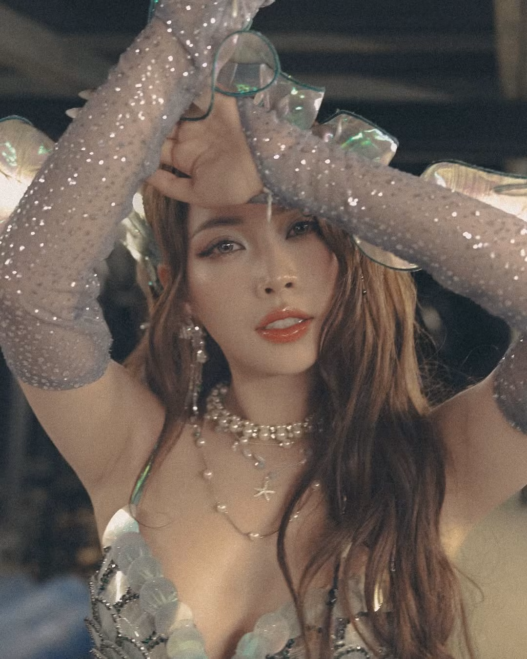 Năm 2017, Chi Pu chính thức ra mắt với vai trò ca sĩ, một quyết định gây nhiều tranh cãi trong cộng đồng. Tuy nhiên, bằng sự nỗ lực và đầu tư nghiêm túc, cô đã dần khẳng định được tên tuổi của mình trong làng nhạc Việt.