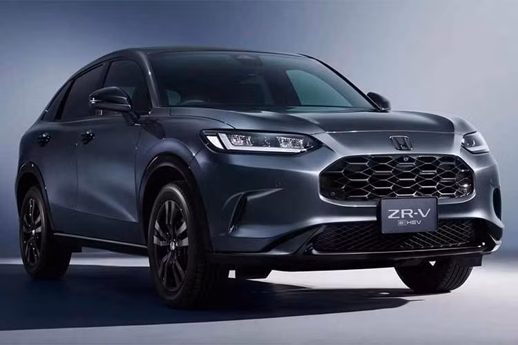 Điểm thay đổi lớn nhất nằm ở hệ truyền động. Honda đã loại bỏ hoàn toàn động cơ xăng tăng áp 1.5L khỏi dải sản phẩm, thay thế bằng hệ hybrid e:HEV 2.0L cho toàn bộ phiên bản. Hệ thống này cho công suất khoảng 181 mã lực, đồng thời khách hàng có thể lựa chọn giữa dẫn động cầu trước hoặc dẫn động 4 bánh.