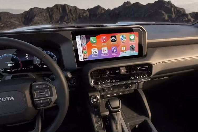 Trong khi đó, phiên bản VX-L được định vị cao hơn với nhiều trang bị tiện nghi như ghế da chỉnh điện, chức năng sưởi và làm mát, hệ thống âm thanh JBL 14 loa, màn hình hiển thị trên kính lái và cửa sổ trời. Phiên bản này sử dụng vi sai chống trượt Torsen thay cho khóa vi sai điện tử.