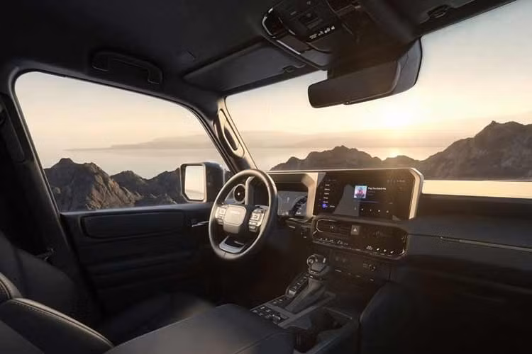 Bên cạnh đó, Land Cruiser VX còn được trang bị các công nghệ hỗ trợ off-road như kiểm soát đổ đèo và Crawl Control. Không gian nội thất tích hợp màn hình kỹ thuật số và giải trí cùng kích thước 12,3 inch, đi kèm nhiều tiện nghi như hộc làm mát phía sau.