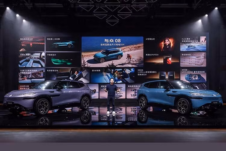 Mối quan hệ hợp tác giữa Volkswagen và Xpeng tại Trung Quốc đã bắt đầu mang lại kết quả. Chưa đầy 2 năm sau khi hai hãng bắt tay phát triển xe điện mới, mẫu SUV cỡ lớn Volkswagen ID. Unyx 08 2026 mới đã chính thức bước vào giai đoạn sản xuất, đồng thời được định giá ở mức khá cạnh tranh.