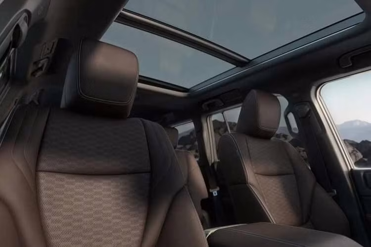 Ngoài ra, Toyota tiếp tục duy trì các phiên bản TX và TX-L. Bản tiêu chuẩn TX được trang bị các tiện ích cơ bản như mâm 18 inch, ghế nỉ và camera lùi, trong khi bản TX-L bổ sung ghế giả da, điều hòa hai vùng và các chế độ lái tùy chỉnh.