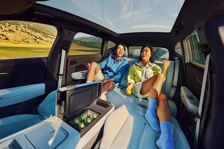 Màn hình có độ phân giải 2.4K sắc nét để hiển thị bản đồ dẫn đường, trạng thái xe cũng như các tương tác với hệ thống an toàn chủ động ADAS. Chưa hết, xe còn được trang bị vô lăng hai chấu, tích hợp các nút bấm vật lý và con lăn điều khiển.