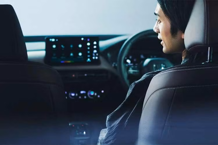 Khoang nội thất được nâng cấp với nhiều trang bị hiện đại như màn hình giải trí 9 inch tích hợp Google, bảng đồng hồ kỹ thuật số 10,2 inch, hệ thống âm thanh Bose 12 loa, ghế chỉnh điện có sưởi, điều hòa tự động hai vùng và hệ thống đèn nội thất.